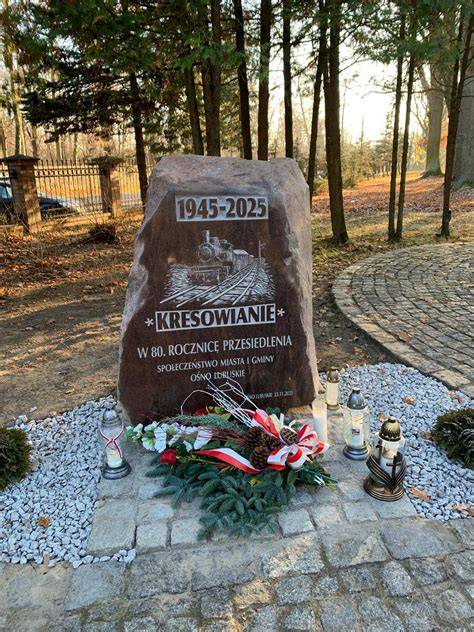 Pamiątkowy obelisk z cytatem upamiętniający jubileusz Borzykowa