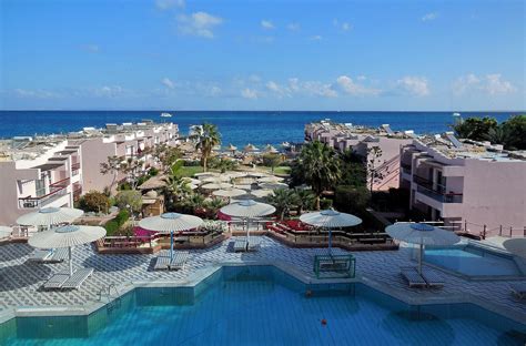 Zdjęcie przedstawiające najaśnicę akumulatorową w akcji, oświetlającą rozległy teren.