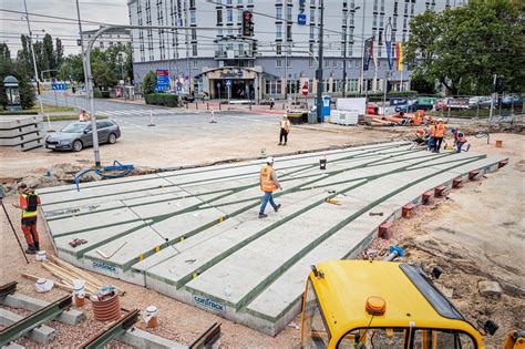 Zdjęcie placu Zawiszy w trakcie remontu torowiska z widocznymi prefabrykowanymi płytami betonowymi