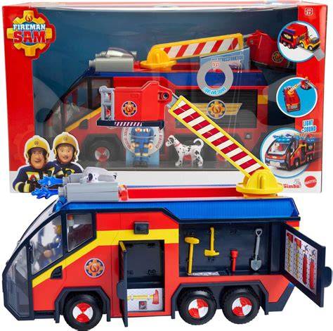 Zestaw LEGO DUPLO Strażak, przedstawiający remizę strażacką, wóz strażacki oraz figurki strażaków gotowych do akcji.