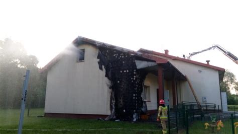 Zdjęcie częściowo uszkodzonej elewacji remizy strażackiej po pożarze