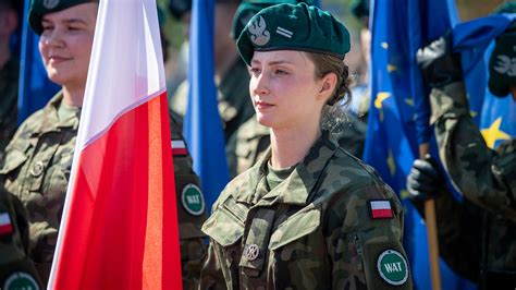 zdjęcie Agnieszki Wojciechowskiej w mundurze, prezentujące siłę i pewność siebie