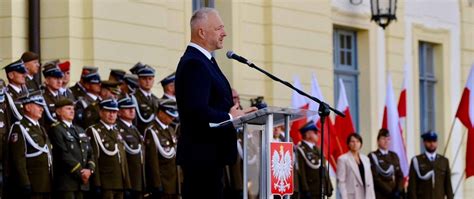 Zdjęcie z uroczystości przekazania wozu, wojewoda przemawia lub przekazuje kluczyki