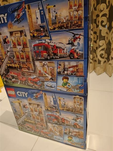 Infografika prezentująca pojazdy i budynek z zestawu LEGO 60216