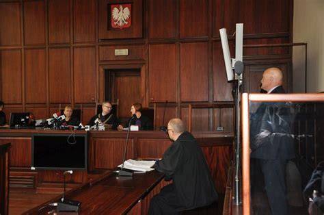 Tematyczne zdjęcie sali sądowej z sędziami i adwokatami