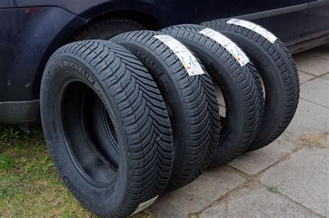 Zbliżenie na detale wozu strażackiego MAN Bruder, takie jak opony, zawieszenie i podnoszona kabina