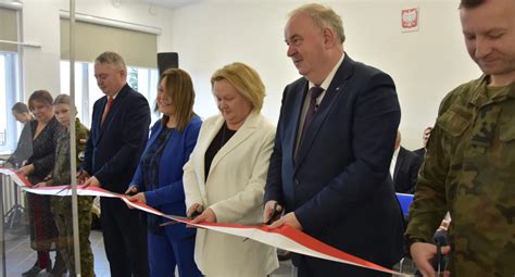 Zdjęcie z ceremonii przecięcia wstęgi przy remizie OSP w Porębie Górnej