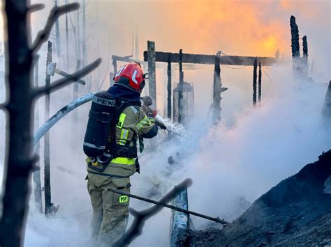 Strażacy gaszący pożar altany na ogródkach działkowych w Stalowej Woli