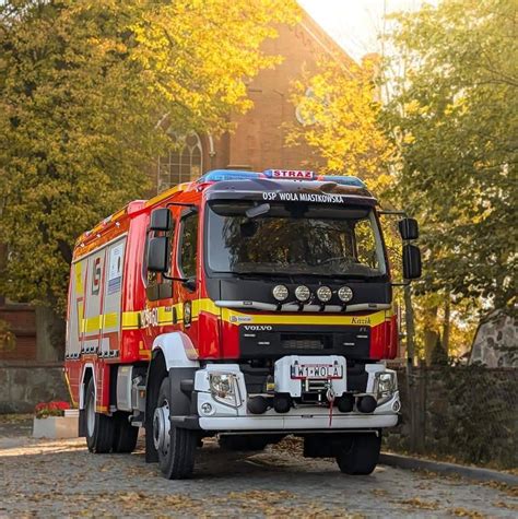 Współczesne wyposażenie OSP Wola Miastkowska: zdjęcie samochodu ratowniczo-gaśniczego VOLVO