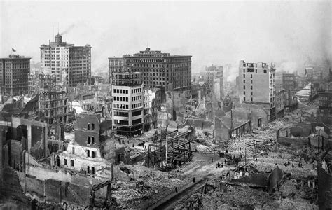 Widok na zniszczone budynki i gruz po trzęsieniu ziemi w San Francisco w 1906 roku