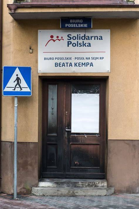 Zdjęcie przedstawiające spalone drzwi wejściowe do biura poselskiego Beaty Kempy w Sycowie