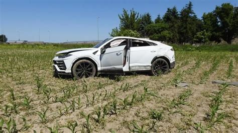 Zdjęcie dachowanego Lamborghini Urus w polu kukurydzy w miejscowości Szeligi