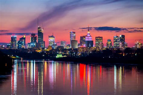Mroczna panorama Warszawy nocą, symbolizująca środowisko, w którym obraca się główny bohater