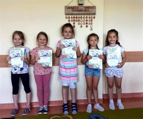 Dzieci rysujące na konkursie plastycznym
