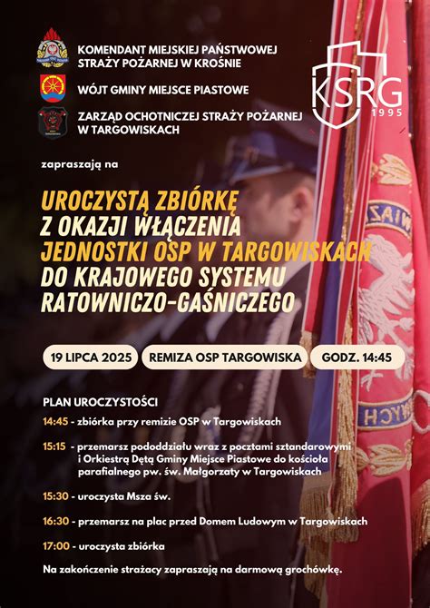 Zdjęcie przedstawiające przemarsz strażaków z pocztami sztandarowymi i orkiestrą dętą.