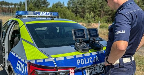 Policjant kontrolujący barak, z którego wydobywa się dym