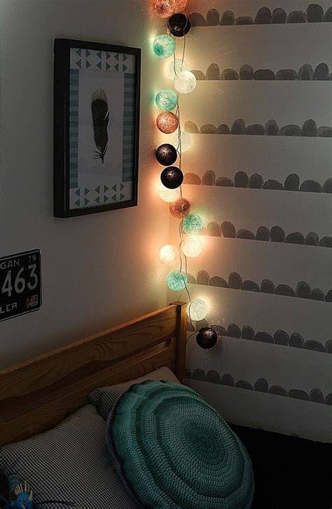 Girlanda Cotton Ball Lights w pokoju chłopca