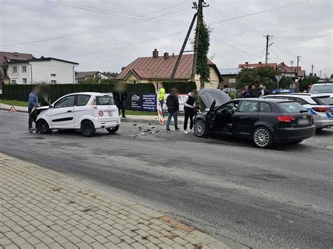 Zdarzenie drogowe: samochód po dachowaniu w Kocudzy Drugiej, służby ratunkowe na miejscu