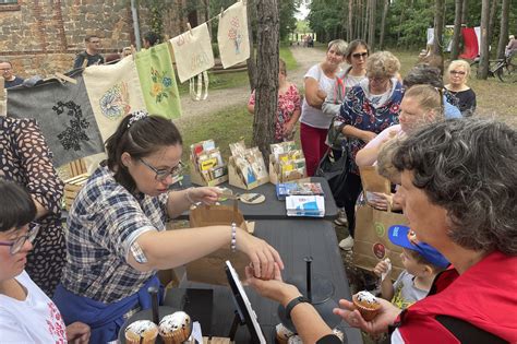 Zdjęcie przedstawiające aktywności w sołectwie, np. piknik integracyjny lub akcję ochrony środowiska