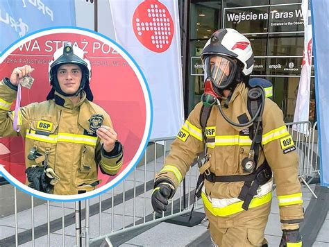 Strażak w pełnym umundurowaniu bojowym z hełmem