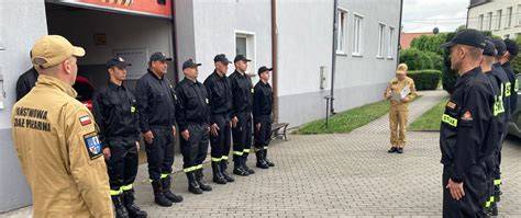 Strażacy w mundurach koszarowych podczas codziennych obowiązków