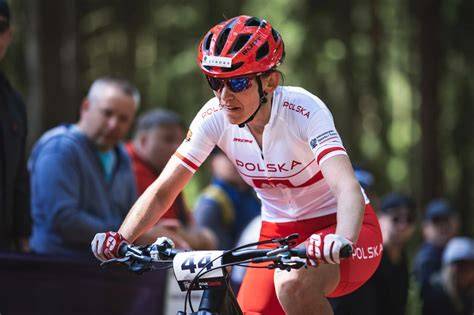 Zdjęcie strażaka w stroju kolarskim podczas zawodów na rowerze szosowym