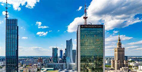 Zdjęcie przedstawiające fasadę Warsaw Presidential Hotel (dawniej Marriott) w Warszawie