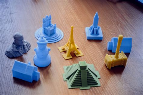 Ilustracja przedstawiająca różnorodne przedmioty wydrukowane w 3D: figurki, uchwyty, doniczki.