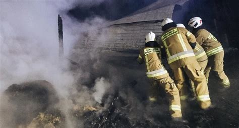 fotografia pożaru drewnianej stodoły w Kromnowie, działania strażackie w nocy