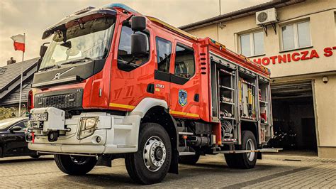 Zdjęcie nowego wozu ratowniczo-gaśniczego Volvo OSP Lelów II Zbyczyce