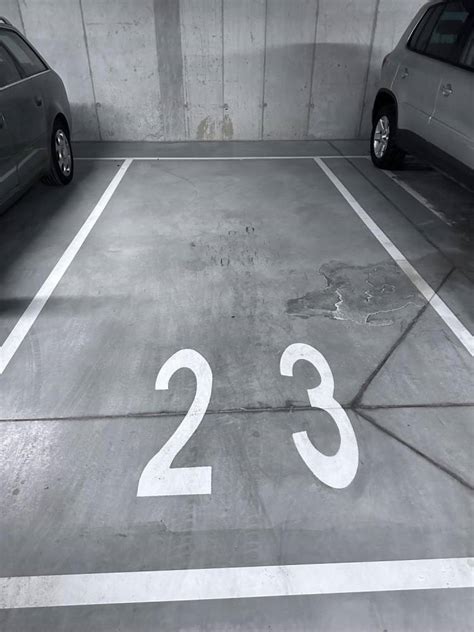 Wnętrze hali garażowej nowej remizy z pojazdami