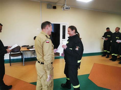 Zdjęcie druhny Aleksandry Gryciuk w mundurze OSP