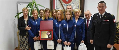 Zdjęcie drużyny kobiecej OSP Drohiczyn podczas zawodów