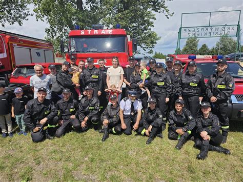 Zdjęcie drużyny męskiej OSP Drohiczyn podczas zawodów