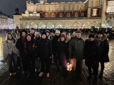 Zdjęcie z uroczystości przekazania Betlejemskiego Światła Pokoju w jednostce