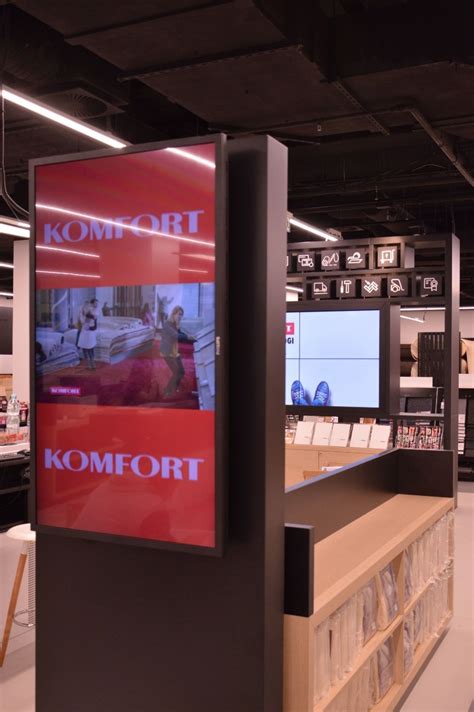 zdjęcie różnych typów monitorów digital signage dla straży pożarnej (wewnętrzne, zewnętrzne totemy)