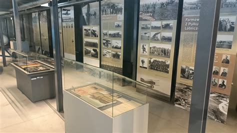 zdjęcie gablot z historycznym sprzętem strażackim i dokumentami w Muzeum OSP