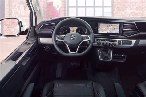 Widok wnętrza kabiny kierowcy Volkswagena T6 z dodatkową konsolą i gumową wykładziną, przystosowanej do pracy w służbach ratowniczych