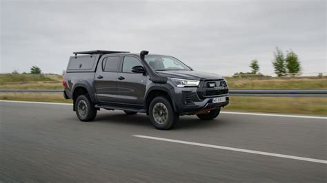 Zdjęcie lekkiego samochodu terenowego Toyota Hilux OSP Skrzydlina z zabudową