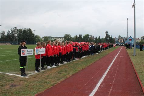 Zdjęcie przedstawiające zbiórkę zawodników straży pożarnej na stadionie lub hali sportowej