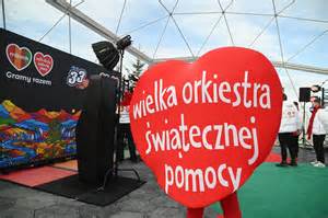 Karuzela zdjęć z Finału WOŚP w Lisewie: wolontariusze z puszkami, artyści, harcerze, lokalni sponsorzy.