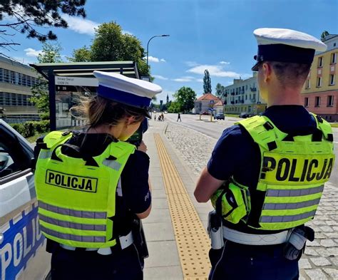 Zdjęcie przedstawiające służby mundurowe (policja, SOK, WOT) zabezpieczające teren zdarzenia