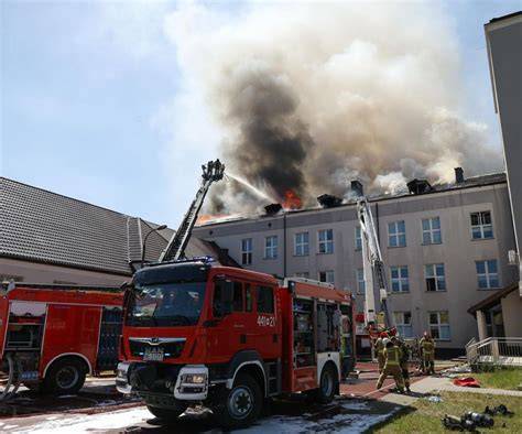 Strażacy w akcji gaśniczej na dachu szkoły w Grodzisku Mazowieckim