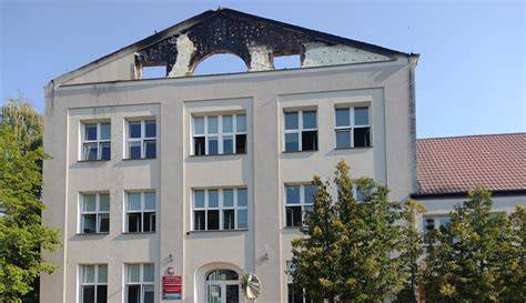 Zgliszcza spalonej konstrukcji dachowej Zespołu Szkół nr 1 w Grodzisku Mazowieckim