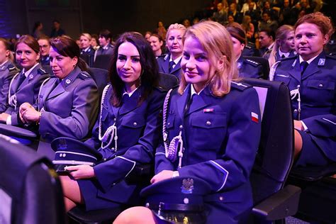 Zdjecie archiwalne strażaka Mariana Mikołajczyka w mundurze służbowym z lat 70.