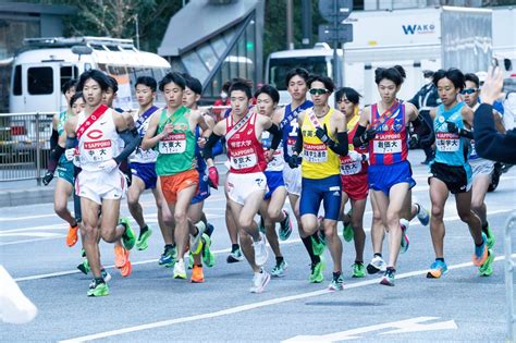 Biegacze sztafety Hakone Ekiden w malowniczej scenerii Japonii