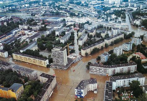 Tematyczne zdjęcie przedstawiające powódź 1997 we Wrocławiu, zalane ulice lub budynki