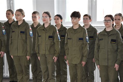 Monika Waligórska szkoli młodzież w OSP Kowaniec