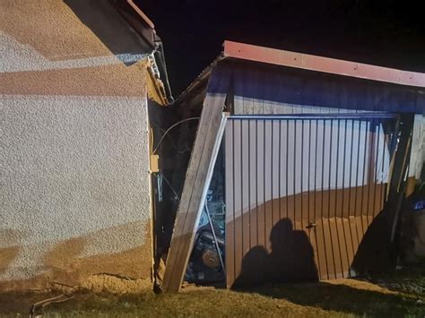 zdjęcie przedstawiające zniszczony garaż po pożarze