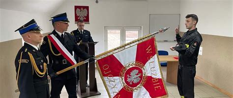 Zdjęcie archiwalne przedstawiające strażaków z historycznym sztandarem